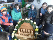 Ratschenkinder um Ratsche