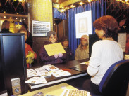 Kinder mit Briefen an das Christkind